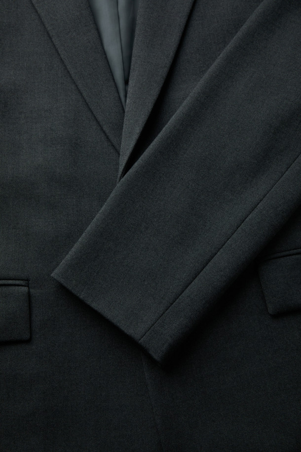 세련된 그레이 컬러의 Grey Loose Fit 셋업 재킷입니다. 레이온, 폴리에스테르, 폴리우레탄 혼방 소재로 제작되어 부드러운 촉감과 편안한 착용감을 선사합니다. 싱글 버튼 여밈 방식과 루즈핏 디자인으로 캐주얼하면서도 미니멀한 스타일을 연출하며, 출근룩과 모임룩 모두 소화 가능합니다. 긴 소매의 블레이저 스타일로, 무지 패턴의 디자인은 어떤 룩에도 쉽게 매치할 수 있습니다. 언컨스트럭티드 셋업으로 편안함과 스타일을 동시에 잡으세요.
