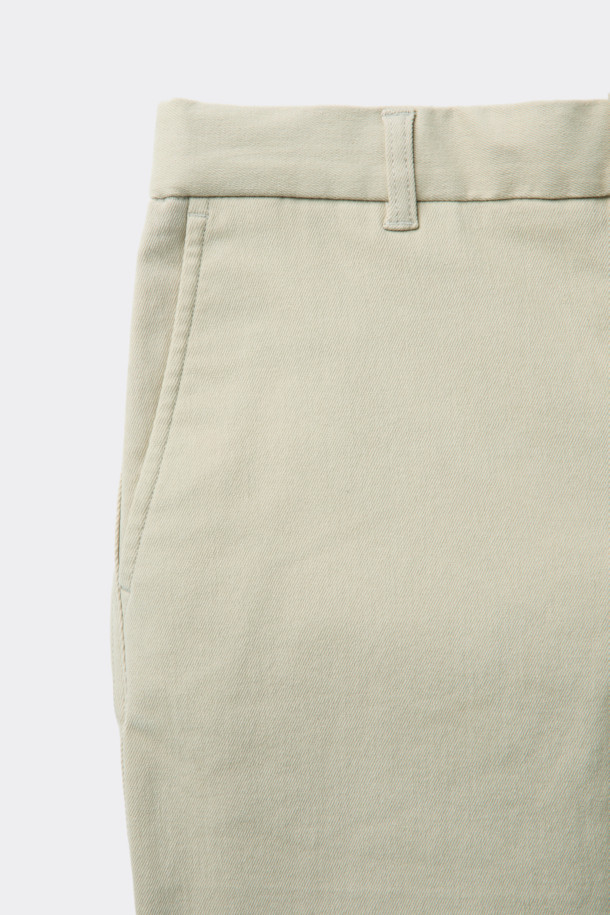 아이보리 코튼 치노 팬츠는 봄, 여름, 가을 계절에 착용하기 좋은 데일리 아이템입니다. 면과 폴리우레탄 혼방 소재로 제작되어 편안한 착용감과 신축성을 제공합니다. 레귤러 핏에 하프 밴딩 디자인으로 활동성을 높였으며, 무지 디자인으로 캐주얼, 미니멀, 클래식 스타일 모두 소화 가능합니다. 동네 마실룩이나 쇼핑룩에 매치하여 편안하면서도 스타일리시한 룩을 연출해 보세요.
