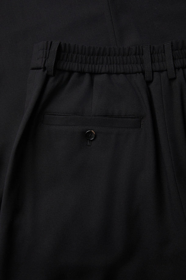 블랙 와이드 핏 팬츠는 일상, 오피스룩, 비즈니스 캐주얼, 출근룩에 모두 잘 어울리는 활용도 높은 슬랙스입니다. 레이온, 폴리에스테르, 울, 폴리우레탄 혼방 소재로 제작되어 부드러운 촉감과 편안한 착용감을 선사합니다. 미니멀하고 시크한 스타일을 연출하며, 사계절 내내 착용 가능합니다. 허리 부분은 하프 밴딩과 원턱 디테일로 편안함과 활동성을 더했습니다. 와이드 핏과 긴 기장으로 다리가 길어 보이는 효과를 줍니다.
