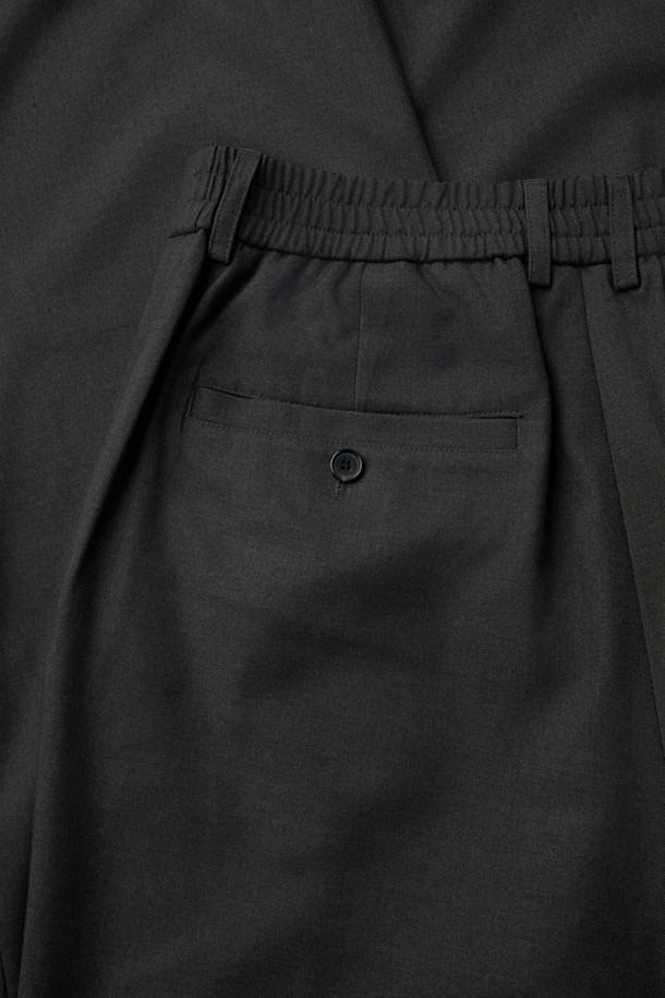 세련된 그레이 와이드 핏 슬랙스입니다. 레이온, 폴리에스테르, 울, 폴리우레탄 혼방 소재로 제작되어 부드러운 촉감과 편안한 착용감을 선사합니다. 베이직한 디자인에 무지 패턴으로 어떤 스타일에도 잘 어울리며, 하프 밴딩과 원턱 디테일로 활동성을 더했습니다. 오피스룩, 비즈니스 캐주얼, 모임룩 등 다양한 TPO에 활용 가능한 만능 아이템으로, 클래식, 미니멀, 시크한 스타일을 연출하기 좋습니다. 사계절 내내 활용 가능한 긴 기장의 와이드핏 팬츠로, 당신의 옷장에 필수적인 아이템이 될 것입니다.
