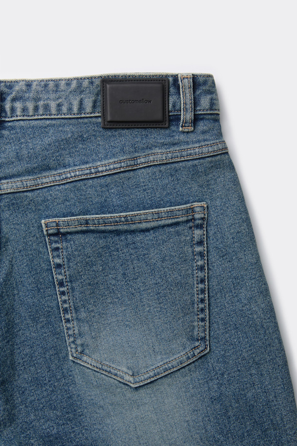 남성용 블루 레귤러 핏 데님 팬츠입니다. 캐주얼하고 베이직한 스타일로, 사계절 내내 활용하기 좋습니다. 스톤워싱과 과망워싱 처리되어 자연스러운 색감과 빈티지한 느낌을 더했습니다. 데이트룩, 쇼핑룩 등 다양한 TPO에 잘 어울리며, 미니멀, 클래식 스타일을 즐겨 입는 분들께 추천합니다. 면, 데님, 폴리우레탄 혼방 소재로 제작되었으며, 밑단은 좁아지는 테이퍼드 핏으로 디자인되었습니다.
