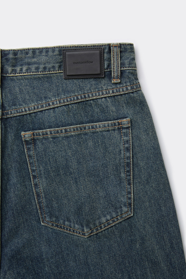 블루 스트레이트 핏 청바지는 남성용 데님 팬츠로, 베이직하고 캐주얼한 스타일을 연출합니다. 봄, 가을에 적합하며, 100% 면 소재로 제작되어 편안한 착용감을 선사합니다. 일자핏으로 다리가 길어 보이는 효과를 주며, 스톤워싱과 과망워싱 기법을 통해 자연스러운 워싱 디테일을 더했습니다. 데이트룩, 쇼핑룩 등 다양한 TPO에 활용 가능하며, 캐주얼, 미니멀, 클래식 스타일을 즐겨 입는 분들께 추천합니다.
