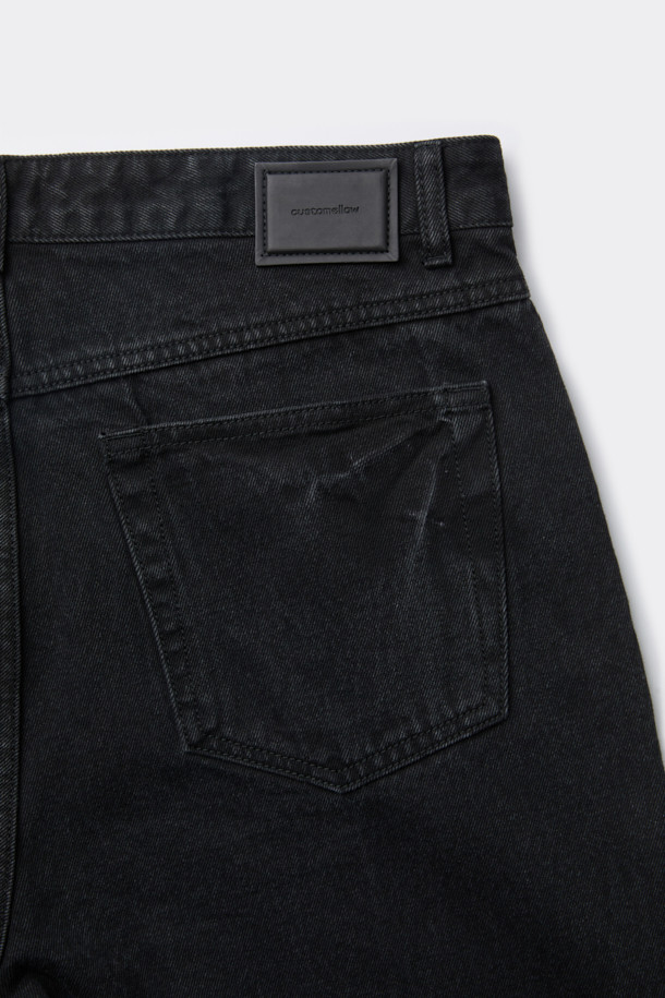 블랙 스트레이트 핏 데님 팬츠는 남녀 모두 착용 가능한 베이직하고 캐주얼한 스타일의 긴 바지입니다. 사계절 내내 활용할 수 있으며, 데이트룩, 쇼핑룩 등 다양한 TPO에 적합합니다. 면과 데님 혼방 소재로 제작되어 편안한 착용감을 선사하며, 스톤워싱 및 과망워싱 처리를 통해 자연스러운 워싱 디테일을 더했습니다. 일자핏의 스트레이트 핏으로 미니멀하고 클래식한 스타일을 연출하기 좋습니다.
