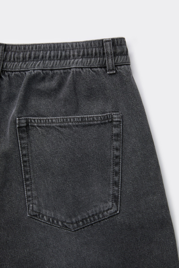 그레이 루즈핏 드로우 스트링(Drawstring) 청바지는 캐주얼, 미니멀, 시티보이 스타일을 연출하기 좋은 데님 반바지입니다. 봄, 여름, 가을 시즌에 활용하기 좋으며, 일상복으로 편안하게 입을 수 있습니다. 부드러운 면과 데님 소재 혼방으로 제작되어 편안한 착용감을 선사합니다. 허리 부분의 밴딩과 스트링 디테일로 활동성을 높였으며, 루즈핏 디자인으로 여유로운 실루엣을 연출합니다. 동네 마실룩이나 여행룩에 매치하여 스타일리시함을 더해보세요.
