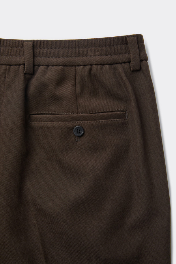 브라운 톤의 부드러운 촉감이 돋보이는 "브라운 마일드 셋업 팬츠"입니다. 폴리에스테르와 폴리우레탄 혼방 소재로 제작되어 편안한 착용감을 선사하며, 레귤러 핏으로 깔끔한 실루엣을 연출합니다. 포멀한 스타일과 미니멀, 시크한 무드를 동시에 만족시켜 오피스룩, 비즈니스 캐주얼, 모임룩 등 다양한 TPO에 활용하기 좋습니다. 무지 패턴으로 어떤 상의와도 쉽게 매치할 수 있으며, 하프 밴딩 디테일로 편안함까지 더했습니다. 세트 착장이 가능하여 더욱 완성도 높은 스타일을 연출할 수 있습니다.
