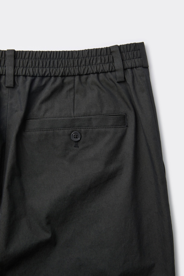 블랙 루즈 핏 면 혼방 셋업 팬츠는 포멀한 스타일을 추구하는 당신을 위한 완벽한 선택입니다. 출근룩, 비즈니스 캐주얼, 모임룩 등 다양한 TPO에 활용 가능하며, 클래식, 미니멀, 시크한 무드를 연출합니다. 면, 나일론, 폴리에스테르 혼방 소재로 제작되어 편안한 착용감을 선사하며, 루즈 핏 디자인으로 활동성을 높였습니다. 히든 밴딩 처리로 깔끔한 허리 라인을 유지하며, 셋업으로 스타일리시한 룩을 완성할 수 있습니다. 무지 패턴의 긴 기장 바지로, 어떤 상의와도 쉽게 매치하여 세련된 스타일을 연출해 보세요.
