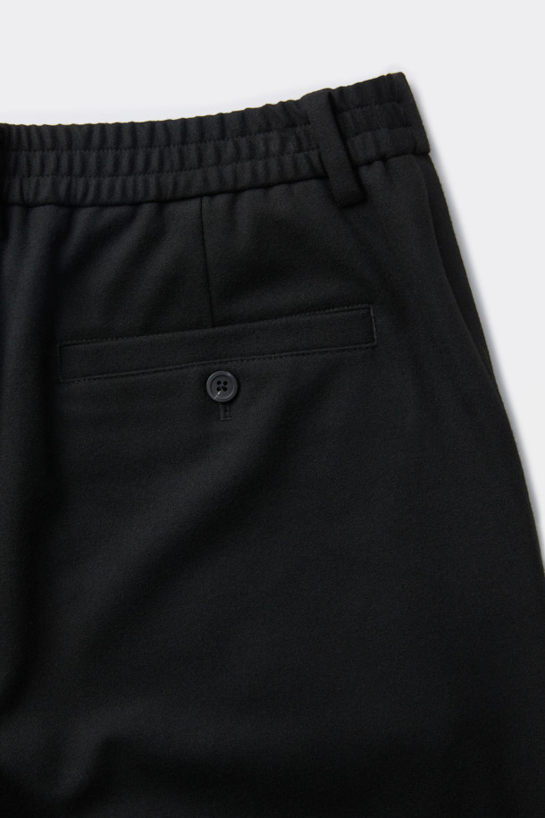 블랙 루즈 핏 셋업 팬츠는 포멀한 스타일을 위한 완벽한 선택입니다. 부드러운 촉감의 폴리에스터, 레이온, 폴리우레탄 혼방 소재로 제작되어 중량감 있는 편안함을 선사합니다. 무지 디자인에 루즈핏으로, 오피스룩, 비즈니스 캐주얼, 출근룩 등 다양한 TPO에 활용 가능합니다. 히든 밴딩 처리로 깔끔한 핏을 유지하며, 세트 착장으로 더욱 시크하고 클래식한 스타일을 연출할 수 있습니다. 미니멀한 디자인으로 어떤 상의와도 쉽게 매치하여 스타일리시한 룩을 완성해 보세요.
