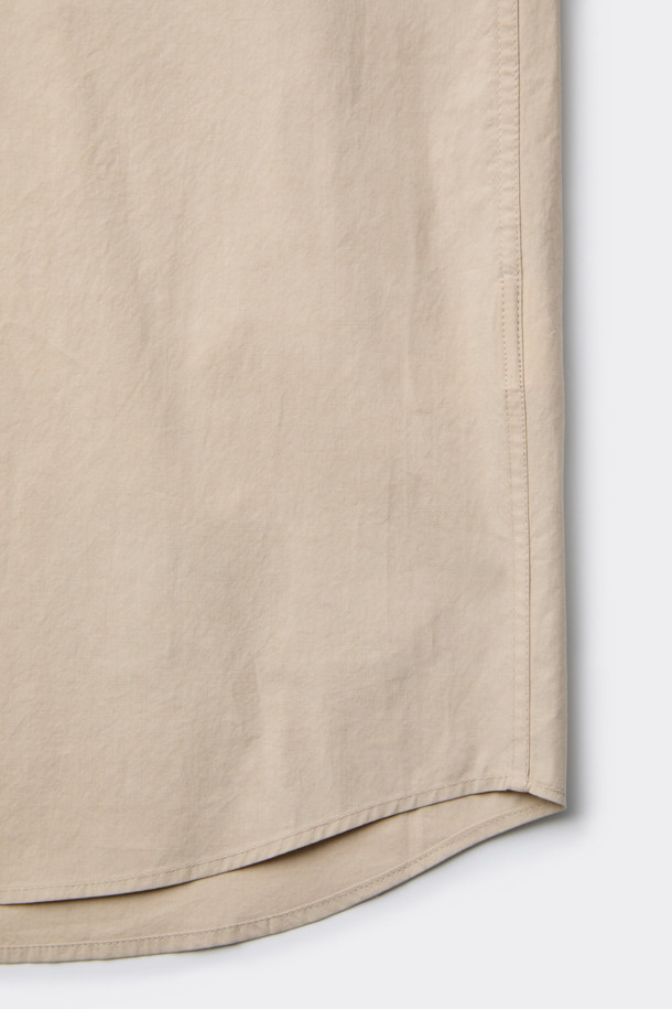 베이지 베이직 셔츠는 봄, 가을에 활용하기 좋은 공용 셔츠입니다. 부드러운 면 소재로 제작되어 편안한 착용감을 선사하며, 레귤러핏과 긴 소매 기장으로 깔끔한 실루엣을 연출합니다. 무지 패턴에 카라 디자인이 더해져 베이직하면서도 빈티지 무드를 자아냅니다. 데이트룩, 카페룩 등 다양한 TPO에 캐주얼, 미니멀, 클래식 스타일로 연출하기 좋은 아이템입니다.
