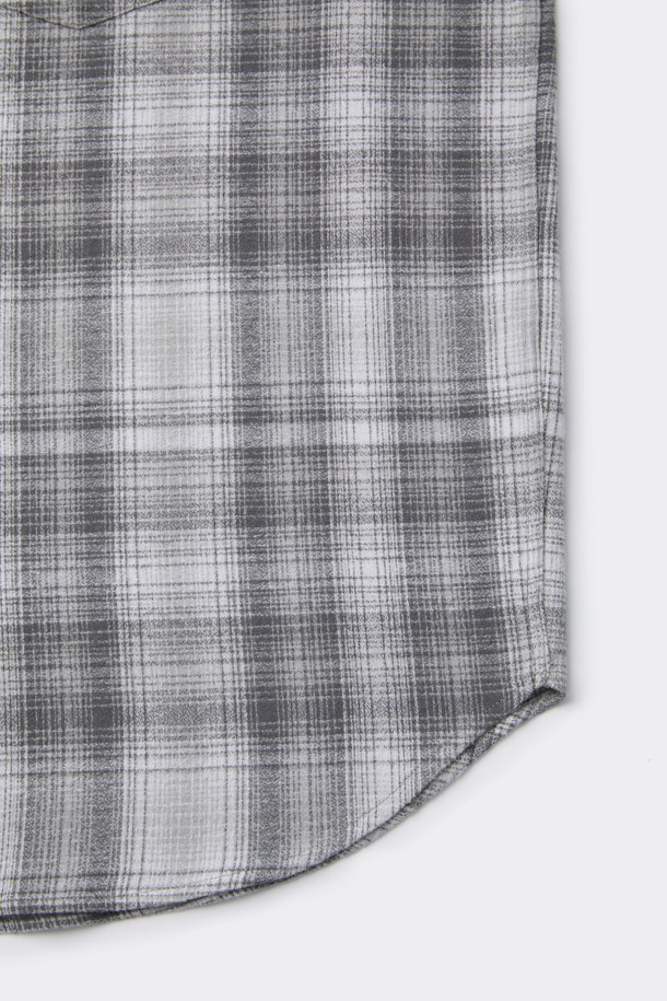 다크 그레이 오버핏 체크 셔츠는 캐주얼한 스타일을 즐기는 분들을 위한 아이템입니다. 부드러운 면 소재로 제작되어 편안한 착용감을 선사하며, 동네 마실룩이나 카페룩에 잘 어울립니다. 넉넉한 오버핏으로 제작되어 트렌디한 느낌을 주며, 체크 패턴이 돋보이는 디자인입니다. 가슴 부분의 체스트 포켓은 실용성을 더합니다. 미니멀, 클래식 스타일을 선호하는 분들께 추천하는 셔츠입니다.
