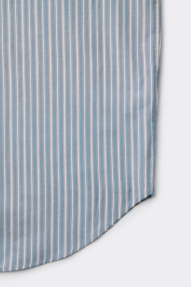 그레이 색상의 오버핏 스트라이프 셔츠입니다. 얇은 두께의 면 소재로 제작되어 봄, 여름, 가을 계절에 시원하고 편안하게 착용할 수 있습니다. 캐주얼, 베이직 스타일로 데이트룩, 카페룩에 잘 어울리며, 차이나칼라와 긴 소매, 체스트 포켓 디테일이 특징입니다. 부드러운 촉감과 오버핏 디자인으로 편안함을 더했습니다. 미니멀한 스타일을 선호하는 남성분들께 추천합니다.
