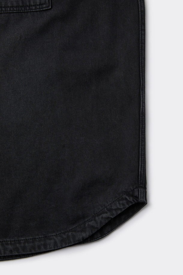 블랙 오버핏 데님 셔츠입니다. 넉넉한 핏으로 편안한 착용감을 선사하며, 캐주얼, 미니멀, 워크웨어 스타일을 연출하기 좋습니다. 봄, 가을에 적합하며, 일상생활과 가을 나들이룩에 활용하기 좋습니다. 빈티지 워싱 디테일과 체스트 포켓으로 포인트를 더했습니다. 카라넥과 긴 소매 기장으로, 다양한 스타일링이 가능합니다.
