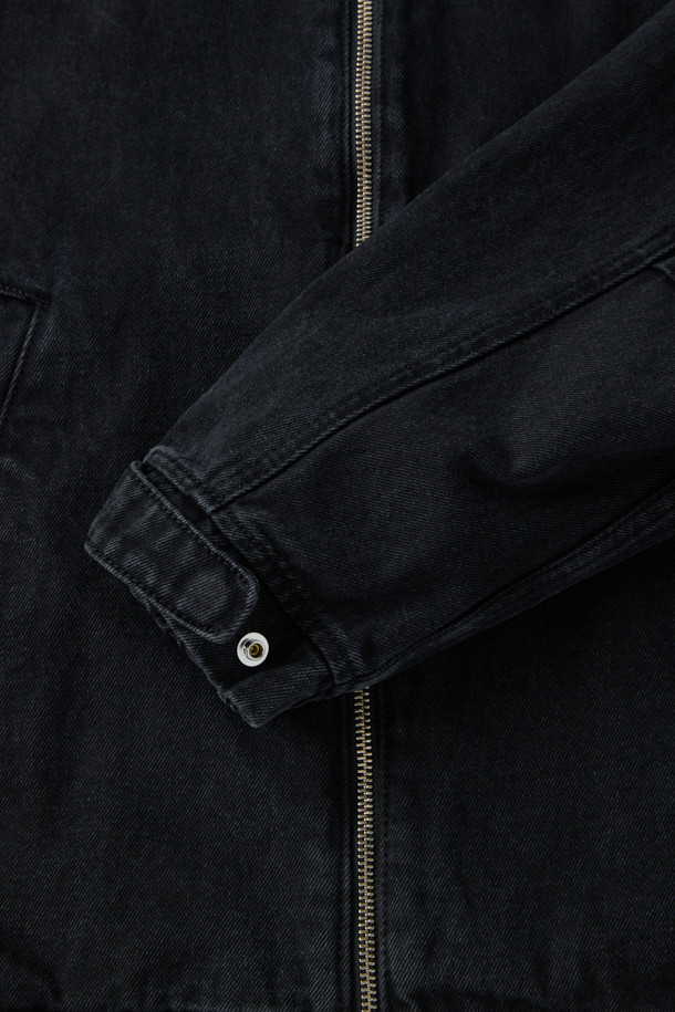 블랙 데님 후드 재킷은 캐주얼한 무드의 후드 자켓입니다. 봄, 가을에 어울리는 릴랙스핏으로 편안하게 착용 가능하며, 데님과 면 혼방 소재로 제작되었습니다. 지퍼 여밈 방식에 스트링 디테일, YKK 2-Way 지퍼로 실용성을 더했습니다. 동네 마실룩, 봄 소풍룩 등 가벼운 외출에 시티보이, 미니멀 스타일로 연출하기 좋습니다. 크롭 기장의 디자인으로 트렌디함을 더했습니다.
