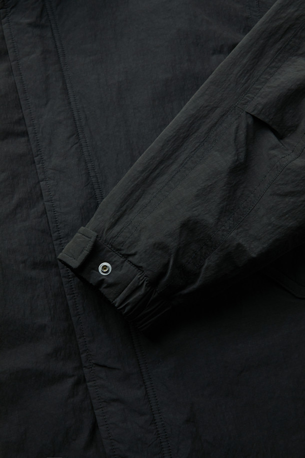 블랙 패딩 숏 파카입니다. 넉넉한 오버핏으로 제작되어 편안한 착용감을 선사하며, 겨울철 데일리룩에 따뜻함과 스타일을 더해줍니다. 미니멀하고 베이직한 디자인으로 다양한 스타일 연출이 가능하며, 지퍼형 여밈과 밑단 스트링 디테일로 실용성을 높였습니다. 겉감은 매트한 질감의 나일론, 폴리에스테르, 면 혼방 소재를 사용하여 부드러운 착용감을 제공하며, 두꺼운 패딩 충전재가 뛰어난 보온성을 자랑합니다. 2-Way 지퍼 디테일로 활동성을 높였으며, 긴 소매 기장으로 겨울철 추위에도 끄떡없습니다.
