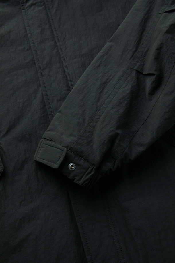 블랙 패딩 롱 파카는 겨울철 데일리룩, 산책, 여행 시 따뜻하고 스타일리시하게 연출하기 좋은 아우터입니다. 넉넉한 오버핏으로 편안한 착용감을 선사하며, 무지 디자인과 블랙 컬러로 미니멀하고 베이직한 스타일을 연출합니다. 두꺼운 두께감과 매트한 촉감의 나일론, 폴리에스테르, 면 혼방 소재로 제작되어 보온성을 높였습니다. 2-Way 지퍼, 소매 조절 밴드, 패딩 충전재 등의 디테일이 돋보이며, 긴 소매 기장과 롱 기장으로 한겨울 추위에도 끄떡없는 보온력을 제공합니다. 지퍼로 간편하게 여밀 수 있습니다.
