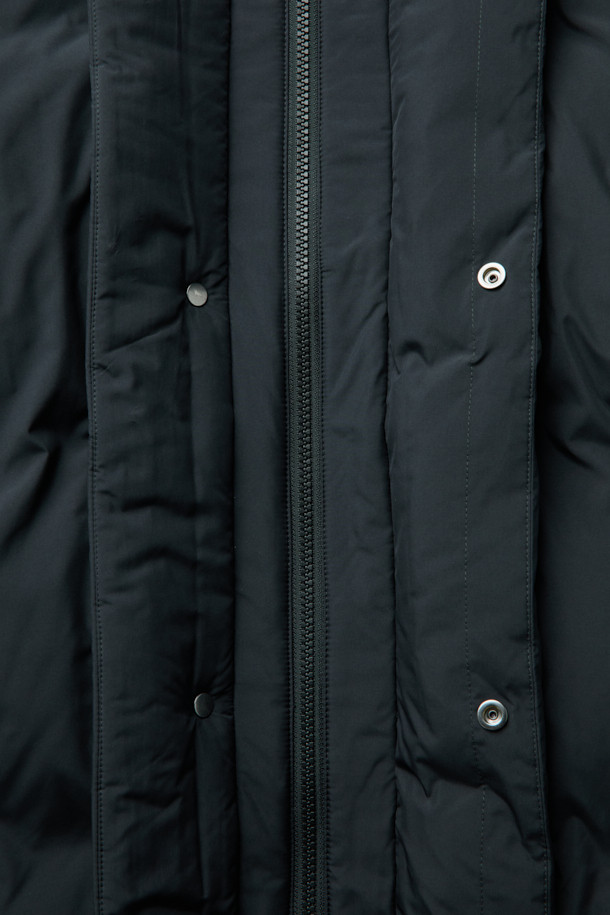 세련된 블랙 후드 숏 다운 재킷입니다. 겨울철 데일리룩에 어울리는 미니멀한 스타일의 이 재킷은 숏패딩 디자인으로 크롭 기장을 자랑합니다. 부드러운 촉감의 폴리에스테르 소재에 구스다운 80:20 충전재를 사용하여 보온성을 높였습니다. 2-Way 지퍼와 히든 여밈 방식으로 깔끔함을 더했으며, 오버핏으로 편안한 착용감을 선사합니다. 경량 소재에 은은한 광택감이 더해져 시크한 매력을 줍니다.
