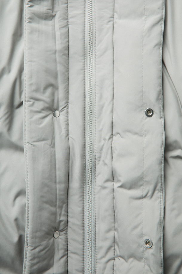 그레이 후드 숏 다운 재킷은 겨울철 데일리룩에 적합한 미니멀하고 캐주얼한 스타일의 아우터입니다. 가볍고 부드러운 폴리에스테르 소재에 80:20 구스다운 충전재를 사용하여 보온성을 높였습니다. 오버핏으로 편안하게 착용 가능하며, 2-Way 지퍼와 히든 여밈 방식으로 깔끔한 디자인을 연출합니다. 숏패딩 기장과 긴소매, 후드 디테일이 특징이며, 은은한 광택감이 고급스러운 느낌을 더합니다. 무지 디자인에 그레이 컬러로 어떤 옷에도 쉽게 매치할 수 있습니다.
