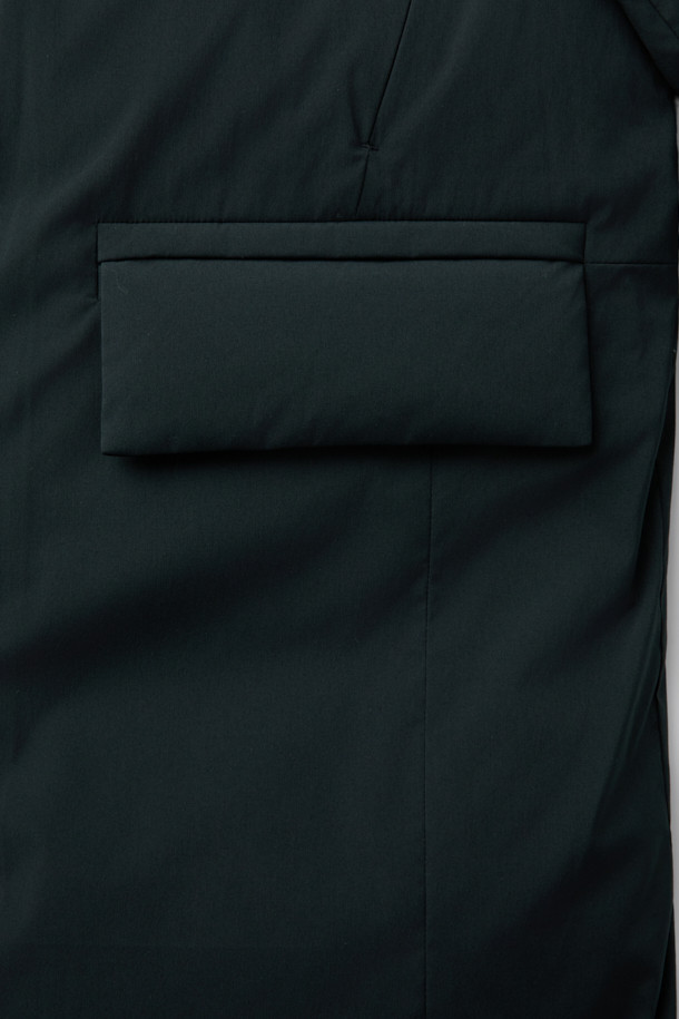 블랙 롱 다운 재킷은 겨울철 데일리룩에 미니멀하고 클래식한 스타일을 더해줄 필수 아이템입니다. 매트한 질감의 폴리에스테르 소재로 제작되어 뛰어난 보온성을 자랑하며, 오버핏 디자인으로 편안한 착용감을 선사합니다. YKK 2-Way 지퍼와 구스다운 80:20 충전재를 사용하여 보온성과 활동성을 모두 갖췄습니다. 롱 기장의 무지 디자인으로 어떤 옷에도 쉽게 매치할 수 있어 활용도가 높습니다. 추운 날씨에도 스타일리시함을 놓치지 않도록 도와주는 완벽한 겨울 아우터입니다.
