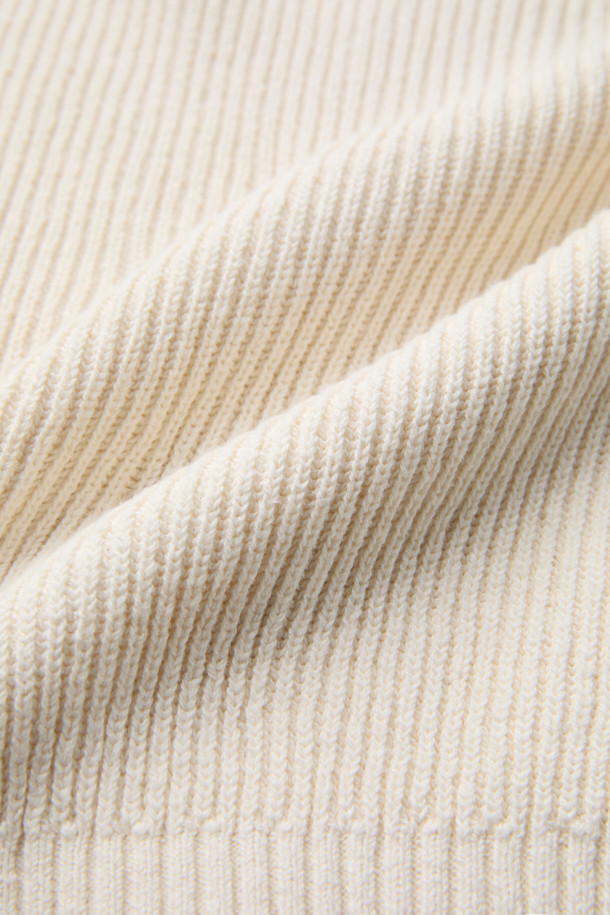 아이보리 코튼 라운드 가디건은 부드러운 면 소재로 제작되어 편안한 착용감을 선사합니다. 라운드 넥 디자인과 릴랙스 핏으로 캐주얼하고 미니멀한 스타일을 연출하며, 양쪽 포켓 디테일이 실용성을 더합니다. 봄, 가을 시즌에 두꺼운 두께감으로 따뜻하게 입을 수 있으며, 동네 마실룩이나 카페룩에 잘 어울립니다. 베이직한 디자인으로 다양한 스타일 연출이 가능하여 활용도가 높습니다.
