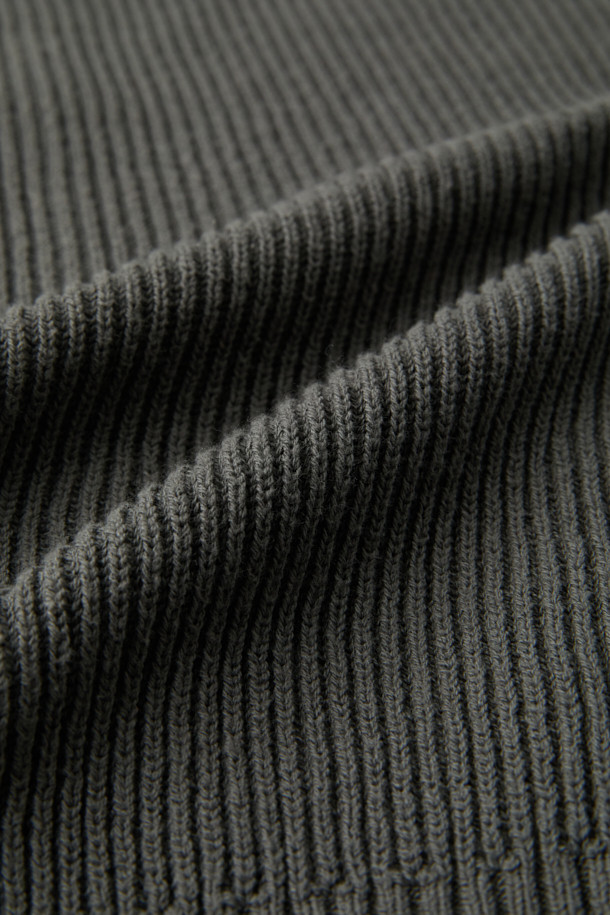 카키 코튼 라운드 가디건은 부드러운 면 소재로 제작되어 봄, 가을 간절기에 활용하기 좋은 아이템입니다. 릴랙스 핏과 크롭 기장으로 편안하면서도 스타일리시한 연출이 가능하며, 라운드넥 디자인이 여성스러운 실루엣을 더합니다. 무지 디자인에 포켓 디테일이 더해져 실용성을 높였으며, 버튼 여밈으로 간편하게 착용할 수 있습니다. 동네 마실룩이나 카페룩 등 캐주얼하고 미니멀한 스타일에 클래식한 무드를 더해주는 가디건입니다.
