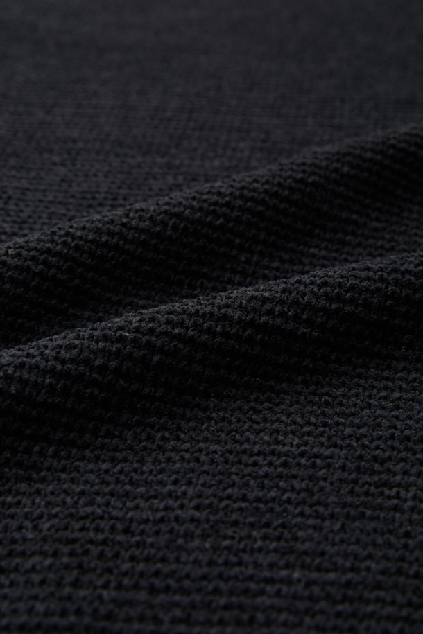 블랙 셔닐 스웨터는 부드러운 촉감과 고급스러운 발색감이 돋보이는 겨울철 필수 아이템입니다. 레귤러 핏에 라운드넥 디자인으로, 베이직하면서도 미니멀한 스타일을 연출합니다. 두꺼운 두께감으로 따뜻함을 제공하며, 무지 패턴으로 어떤 스타일에도 쉽게 매치할 수 있습니다. 소매는 긴 기장으로 제작되었으며, 가을, 겨울철 데일리룩과 집콕룩에 활용하기 좋습니다. 미니멀, 클래식, 캐주얼 등 다양한 스타일을 소화하여 활용도 높은 스웨터입니다.
