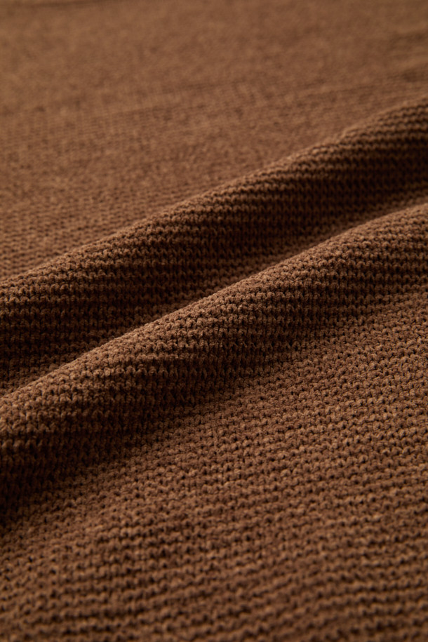 브라운 셔닐 스웨터는 부드러운 촉감과 두꺼운 두께로 가을, 겨울철 따뜻하게 착용하기 좋은 공용 니트/스웨터입니다. 베이직하고 미니멀한 스타일을 연출하며, 레귤러 핏과 라운드넥 디자인으로 편안한 착용감을 선사합니다. 고급스러운 발색감의 무지 셔닐 소재로 제작되어 클래식, 미니멀, 캐주얼 등 다양한 스타일링에 활용하기 좋습니다. 겨울 데일리룩에 활용하기 좋은 긴소매 레귤러 기장의 니트 스웨터입니다.
