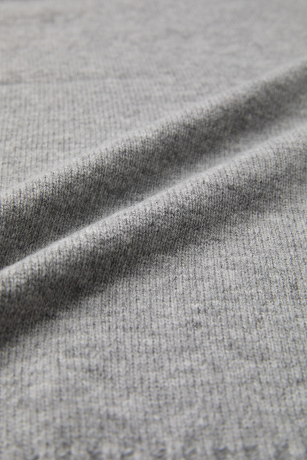 그레이 캐시미어 블렌디드 카라 스웨터는 가을과 겨울 시즌, 오피스룩, 비즈니스 캐주얼, 겨울 데일리룩에 적합한 남성용 상의입니다. 부드러운 촉감의 캐시미어 혼방 소재로 제작되어 고급스러운 발색감과 레귤러핏, 두꺼운 두께가 특징입니다. 베이직하고 클래식한 스타일로, 카라 디자인과 긴소매, 무지 패턴이 미니멀하고 세련된 분위기를 연출합니다. 일상에서 편안하면서도 멋스러운 스타일을 완성할 수 있는 아이템입니다.
