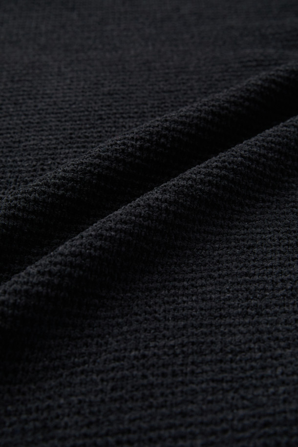 블랙 셔닐 카라 스웨터는 부드러운 촉감과 고급스러운 발색감을 자랑하는 남녀 공용 니트입니다. 가을과 겨울에 따뜻하게 착용할 수 있으며, 베이직하면서도 클래식한 스타일을 연출합니다. 레귤러핏으로, 데일리룩과 오피스룩 모두에 잘 어울리는 활용도 높은 아이템입니다. 특히, 셔닐 소재 특유의 부드러움이 편안한 착용감을 선사합니다. 블랙 컬러의 무지 디자인으로 미니멀하고 세련된 스타일을 완성해보세요.
