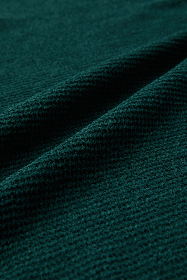 그린 셔닐 카라 스웨터는 부드러운 셔닐 소재로 제작되어 포근한 착용감을 선사합니다. 톤 다운된 그린 컬러와 베이직한 디자인으로 가을, 겨울 시즌 데일리룩, 모임룩, 카페룩 등 다양한 TPO에 활용하기 좋습니다. 레귤러 핏에 카라 디테일이 더해져 클래식하면서도 미니멀한 스타일을 연출하고, 두꺼운 두께감으로 보온성을 높였습니다. 무지 패턴의 긴소매 디자인으로 어떤 하의와도 쉽게 매치하여 캐주얼한 무드를 더할 수 있습니다. 고급스러운 발색감의 셔닐 스웨터로 겨울철 세련된 스타일을 완성해 보세요.
