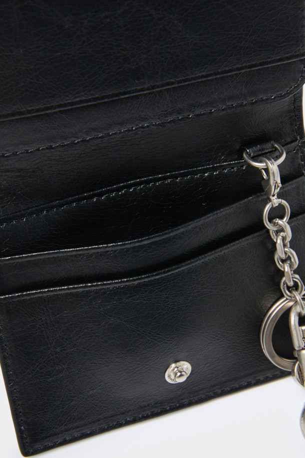 심플한 디자인이 돋보이는 블랙 폴디드 카드지갑입니다. 합성피혁 소재로 제작되어 부드러운 질감과 견고함을 동시에 느낄 수 있습니다. 미니멀한 사이즈로 휴대성이 뛰어나며, 무지 디자인에 로고 바 장식으로 포인트를 더했습니다. 내부에는 4개의 카드 포켓과 1개의 오픈 포켓, 탈부착 가능한 키링이 있어 실용적입니다. 데이트룩, 쇼핑룩, 카페룩 등 다양한 스타일에 미니멀, 클래식, 시크한 무드를 더해보세요.
