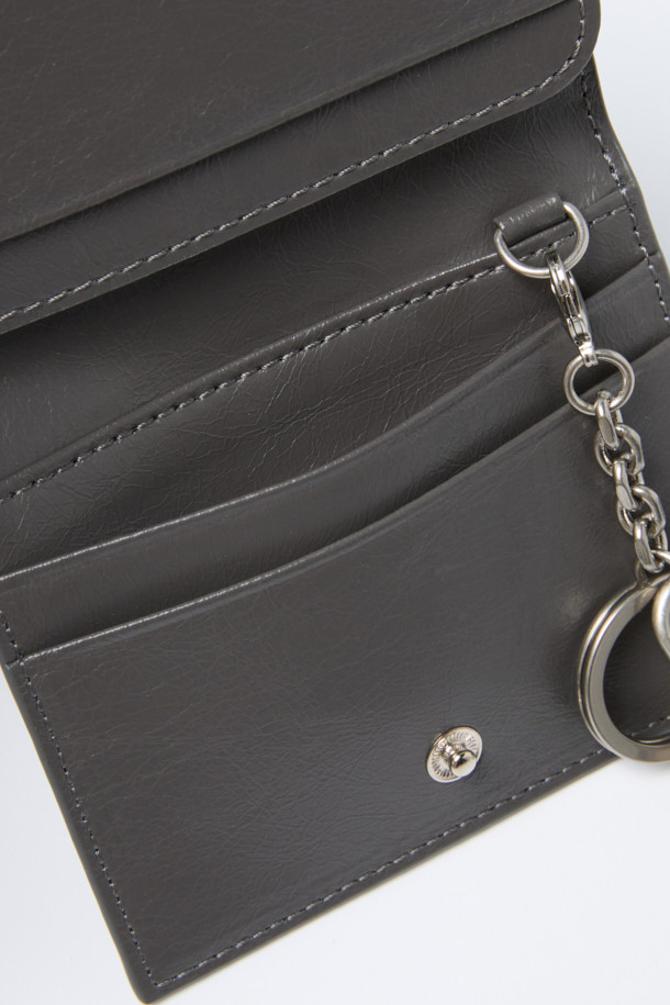 세련된 그레이 색상의 폴딩 카드지갑입니다. 미니멀한 디자인에 합성가죽 소재로 제작되어 데이트룩, 쇼핑룩, 카페룩 등 다양한 TPO에 활용하기 좋습니다. 컴팩트한 사이즈로 휴대성이 뛰어나며, 내부에는 카드 포켓 4칸과 날개 오픈포켓 1칸이 있어 수납력을 높였습니다. 또한, 로고 바 디자인 장식과 탈부착 가능한 키링으로 포인트를 더해 시크하고 클래식한 스타일을 연출합니다. 오픈형 잠금방식으로 편리하게 사용 가능합니다.
