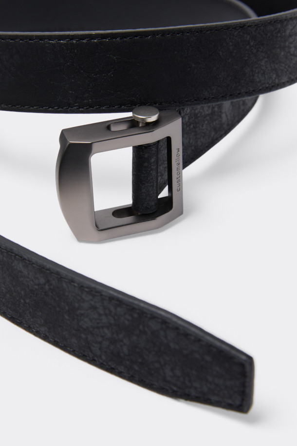 블랙 텍스처 벨트는 미니멀하고 클래식한 스타일을 선호하는 분들을 위한 필수 아이템입니다. 합성가죽과 우븐 소재의 조화로 제작되어 매트한 광택과 투톤 디자인이 세련된 분위기를 연출합니다. 버클 여밈 방식과 메탈 버클 장식은 안정감을 더하며, 일상적인 착용에 적합합니다. 벨트 후면에는 브랜드 로고가 각인되어 있어 은은한 포인트를 줍니다.
