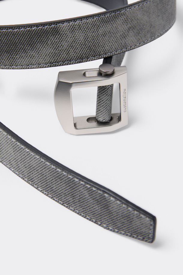 세련된 그레이 텍스처 벨트입니다. 부드러운 합성가죽과 우븐 소재의 조화로 제작되었으며, 은은한 매트 광택이 고급스러운 분위기를 자아냅니다. 미니멀한 디자인에 투톤 컬러가 세련된 포인트를 더하며, 메탈 버클과 브랜드 로고 각인이 섬세함을 더합니다. 데이트룩, 쇼핑룩 등 다양한 스타일에 매치하여 클래식하고 캐주얼한 멋을 연출해보세요.
