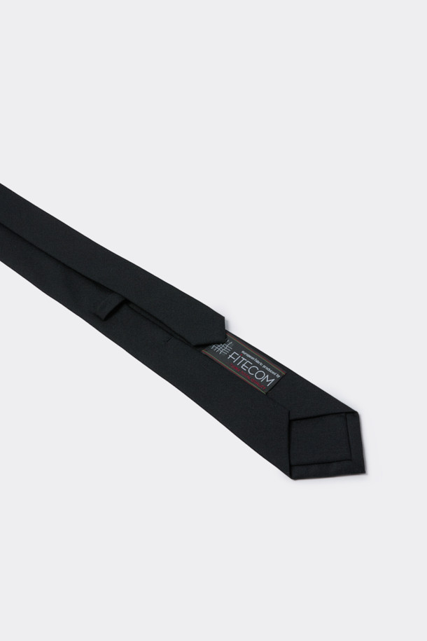 블랙 울 솔리드 타이는 포르투갈 피테콤사의 울 혼방 소재로 제작되어 고급스러운 착용감을 선사합니다. 톤온톤의 무지 디자인과 세미 세븐 폴드 디자인 장식이 더해져 클래식하면서도 세련된 스타일을 연출합니다. 넥타이 안감을 추가하여 내구성을 높였으며, 수입 라벨 디테일로 품격을 더했습니다. 오피스룩, 회의룩, 면접룩 등 격식 있는 자리에 잘 어울리며, 미니멀한 디자인으로 어떤 스타일에도 매치하기 좋습니다. 탄탄한 두께감으로 넥타이의 형태를 오랫동안 유지합니다.