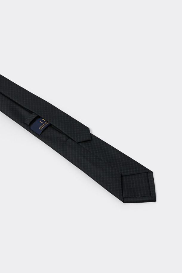 **그레이 울 체크 타이**는 남성분들을 위한 클래식 스타일의 넥타이입니다. 이태리 수입 소재인 울 100%로 제작되어 부드러운 촉감과 고급스러운 분위기를 선사합니다. 세미 세븐 폴드 방식으로 제작되어 착용 시 자연스러운 드레이핑을 연출하며, 체크 패턴이 은은하게 포인트가 되어 오피스룩, 회의룩, 상견례룩 등 다양한 TPO에 활용하기 좋습니다. 클래식하고 미니멀한 스타일을 선호하는 남성분들께 추천하는 그레이 컬러의 넥타이입니다. 수입 라벨을 통해 고급스러움을 더했습니다.
