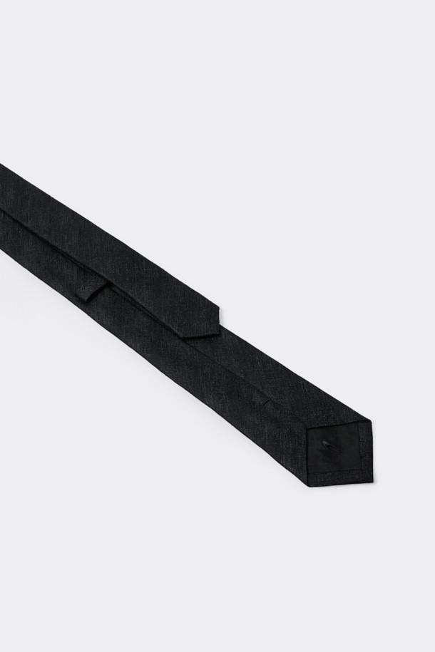 세련된 블랙 패턴 넥타이는 남성분들의 비즈니스 캐주얼, 회의룩, 출근룩에 완벽하게 어울립니다. 부드러운 실크 혼방 소재로 제작되어 고급스러운 촉감을 선사하며, 사계절 내내 착용하기 좋습니다. 클래식하면서도 미니멀한 스타일의 블랙 컬러 패턴 디자인은 어떤 셔츠에도 잘 어울려 폭넓은 활용도를 자랑합니다. 넥타이 하단에는 로고 자수가 섬세하게 장식되어 은은한 포인트를 더합니다. 넥타이 하나로 당신의 품격을 한층 더 높여보세요.
