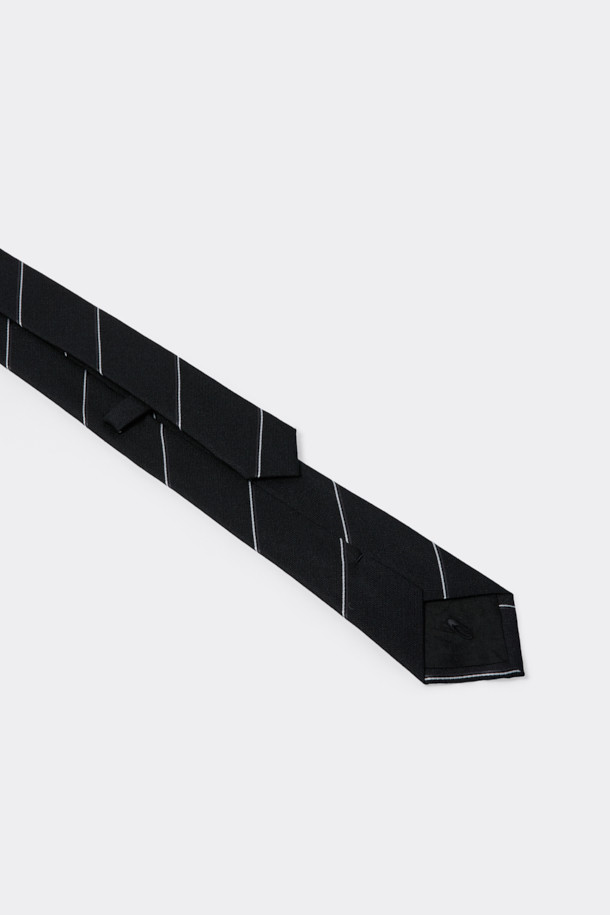 클래식한 스타일을 뽐내는 블랙 스트라이프 넥타이입니다. 부드러운 실크 소재로 제작되어 고급스러운 촉감을 선사하며, 안감에는 로고 자수 디테일이 더해져 세련됨을 더했습니다. 레지멘탈 스트라이프 패턴은 어떤 룩에도 포인트를 주어 오피스룩, 비즈니스 캐주얼, 회의룩 등 다양한 TPO에 활용하기 좋습니다. 미니멀한 디자인으로 유행을 타지 않고 오랫동안 착용할 수 있습니다.
