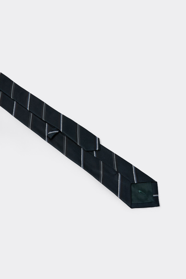 세련된 남성 스타일을 완성할 그린 스트라이프 넥타이입니다. 고급스러운 실크 소재로 제작되어 부드러운 촉감과 은은한 광택을 자랑합니다. 클래식한 레지멘탈 스트라이프 패턴과 로고 자수 디테일이 돋보이며, 오피스룩, 비즈니스 캐주얼, 회의룩 등 다양한 TPO에 맞춰 활용할 수 있습니다. 미니멀하면서도 세련된 스타일을 연출하여 당신의 품격을 높여보세요.
