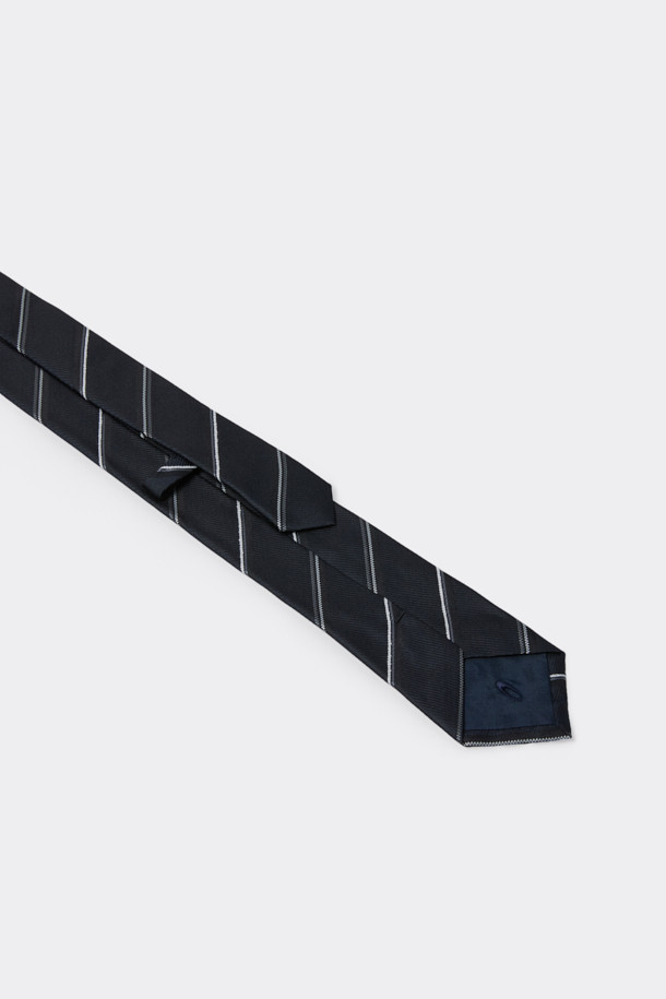 네이비 스트라이프 넥타이는 남성용으로, 오피스룩, 비즈니스 캐주얼, 회의룩에 잘 어울리는 클래식 스타일의 넥타이입니다. 부드러운 실크 소재로 제작되어 고급스러운 촉감을 선사하며, 사계절 내내 착용하기 좋습니다. 네이비 컬러 바탕에 스트라이프 무늬가 세련된 인상을 주며, 로고 자수가 디자인의 포인트로 더해졌습니다. 미니멀한 디자인으로 다양한 스타일의 셔츠에 매치하기 용이합니다.
