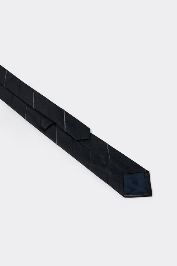 네이비 실크 스트라이프 넥타이는 남성을 위한 클래식 스타일의 넥타이입니다. 부드러운 촉감의 실크 혼방 소재로 제작되어, 오피스룩, 비즈니스 캐주얼, 회의룩 등 다양한 TPO에 잘 어울립니다. 네이비 컬러 바탕에 스트라이프 패턴이 세련된 느낌을 주며, 로고 자수로 포인트를 더했습니다. 미니멀한 디자인으로 어떤 셔츠와도 무난하게 매치하여 클래식한 스타일을 연출할 수 있습니다.
