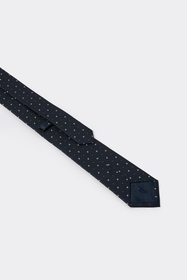 네이비 플라워 타이입니다. 100% 실크 소재로 제작되어 부드러운 촉감이 특징이며, 사계절 내내 착용하기 좋습니다. 클래식한 디자인에 네이비 컬러 바탕에 플라워 패턴이 섬세하게 조화롭게 어우러져 세련된 분위기를 연출합니다. 안감에는 로고 자수 디테일이 돋보이며, 오피스룩, 비즈니스 캐주얼, 회의룩 등 다양한 TPO에 활용 가능합니다. 클래식, 미니멀 스타일을 선호하는 남성분들께 추천합니다.
