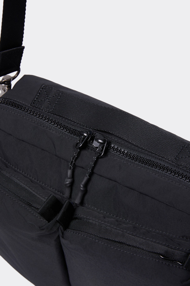 블랙 코튼 크로스백은 면과 나일론 혼방 소재로 제작되어 튼튼하며, 미니멀하고 캐주얼한 스타일을 연출합니다. 사각 형태의 미디엄 사이즈 가방으로, 로고, 리벳, 참 장식이 포인트로 더해져 세련된 느낌을 줍니다. 사이즈 조절이 가능하며, 탈부착 파우치가 있어 실용성을 높였습니다. 출근룩과 비즈니스 캐주얼에 활용하기 좋으며, 시티보이 스타일을 완성하는 데 적합합니다. 일상생활에서 편안하게 사용할 수 있는 아이템입니다.
