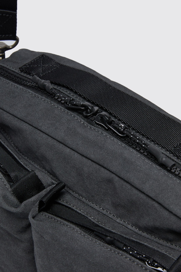 그레이 코튼 크로스백은 면 소재로 제작되어 부드러운 질감과 편안한 착용감을 선사합니다. 미디엄 사이즈의 사각 디자인에 로고 리벳 장식이 포인트로 더해져 캐주얼하면서도 미니멀한 스타일을 연출합니다. 워싱 처리된 면 소재는 자연스러운 멋을 더하며, 웨빙 손잡이와 탈부착 파우치 참으로 실용성을 높였습니다. 넉넉한 내외부 수납공간과 지퍼형 잠금 방식으로 소지품을 안전하게 보관할 수 있으며, 길이 조절이 가능한 스트랩으로 다양한 스타일을 소화할 수 있습니다. 출근룩, 비즈니스 캐주얼, 여행룩 등 다양한 TPO에 활용하기 좋은 데일리 크로스백입니다.
