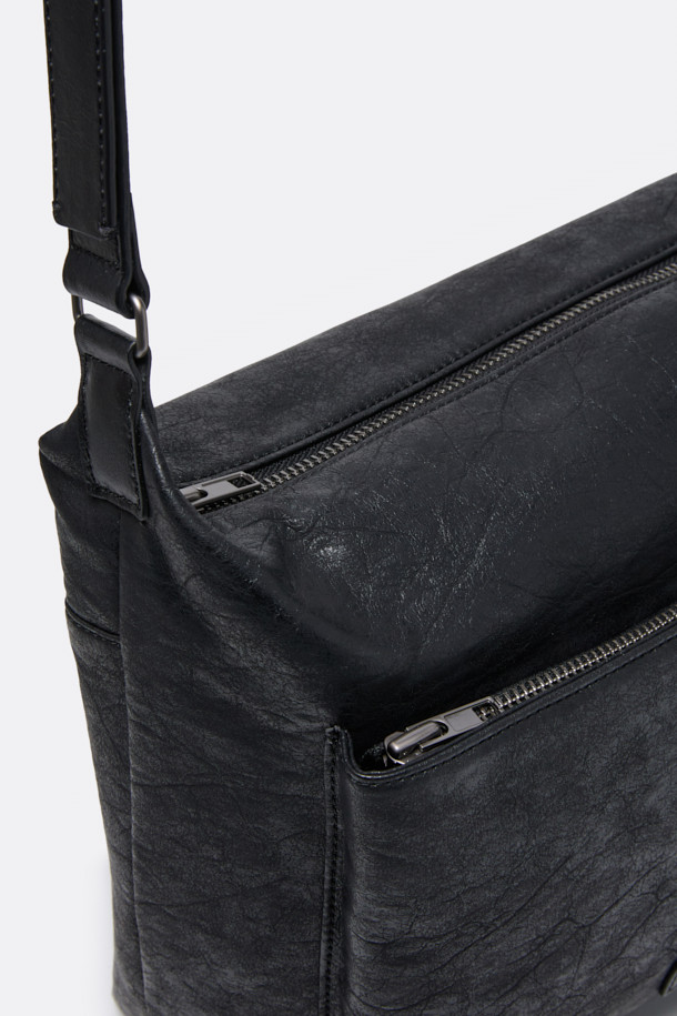 세련된 블랙 색상의 인조 가죽 크로스백입니다. 미니멀하고 포멀한 스타일로, 오피스룩, 비즈니스 캐주얼, 모임룩 등 다양한 TPO에 활용하기 좋습니다. 사각 모양에 버클과 로고 리벳 장식이 포인트로, 고급스러운 질감을 더합니다. 내부에는 다양한 수납 포켓이 있어 실용적이며, 길이 조절이 가능하여 편리하게 사용할 수 있습니다. 시크하고 클래식한 스타일을 연출하고 싶은 남성분들께 추천합니다.
