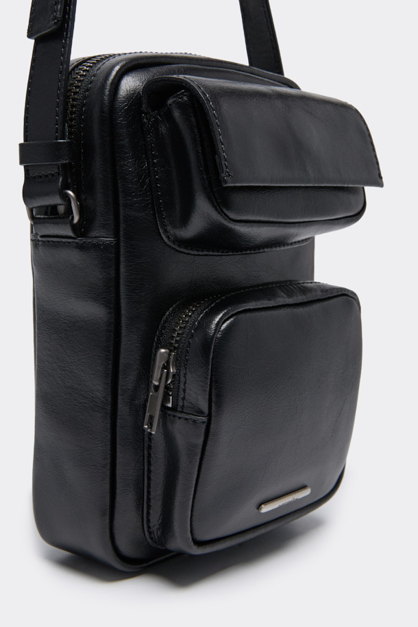 세련된 남성 스타일을 완성하는 블랙 가죽 미니 크로스백입니다. 부드러운 가죽 소재와 은은한 광택 마감으로 고급스러운 분위기를 자아냅니다. 미니멀한 디자인에 로고 장식으로 포인트를 더했으며, 내부 카드 포켓이 있어 실용성을 높였습니다. 사이즈 조절이 가능한 스트랩으로 편안한 착용감을 제공하며, 오피스룩, 비즈니스 캐주얼, 모임룩 등 다양한 TPO에 활용할 수 있습니다. 미니멀, 클래식, 시크한 스타일을 즐기는 남성분들께 추천합니다.
