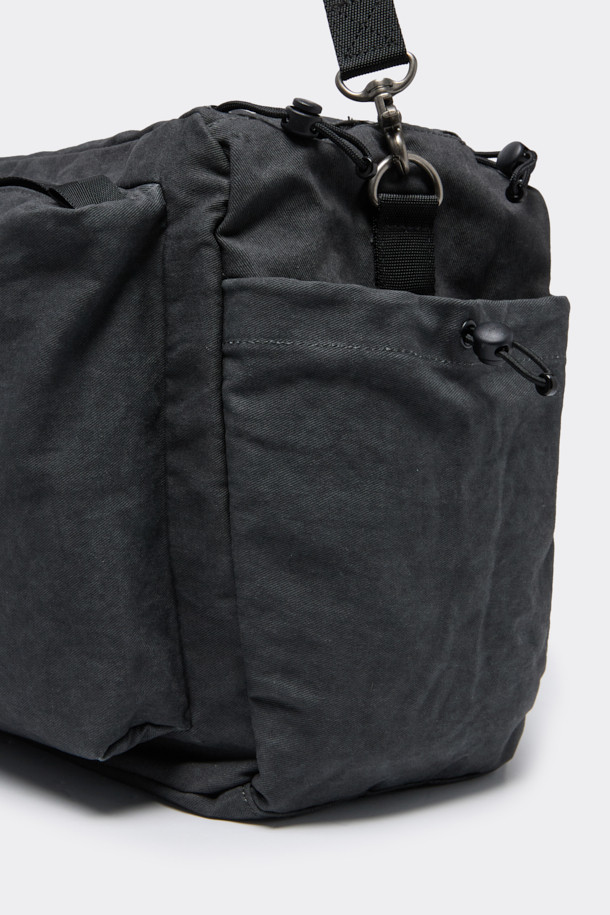 그레이 컬러의 면 소재 보스턴백입니다. 넉넉한 라지 사이즈로 여행룩, 휴가룩, 캠핑룩 등 다양한 TPO에 활용할 수 있습니다. 캐주얼, 미니멀, 시티보이 스타일을 연출하기 좋으며, 무지 디자인에 워싱 디테일이 더해져 빈티지한 멋을 살렸습니다. 쓰리웨이 방식으로 숄더백, 크로스백으로 활용 가능하며, 사이즈 조절이 가능하여 실용적입니다. 미니 파우치가 포함되어 소지품을 더욱 효율적으로 수납할 수 있으며, 포켓이 있어 수납력을 높였습니다.
