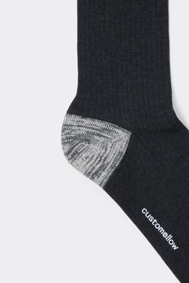 블랙 립 삭스는 캐주얼 및 미니멀 스타일을 추구하는 모든 분께 적합한 양말입니다. 면혼방 소재로 제작되어 부드러운 촉감을 제공하며, 사계절 내내 편안하게 착용할 수 있습니다. 일상생활에서 활용하기 좋은 디자인으로, 발을 안정적으로 잡아주는 논슬립 기능이 더해졌습니다. 립 조직 디자인과 로고 장식이 특징이며, 어떤 옷차림에도 잘 어울리는 활용도 높은 아이템입니다.
