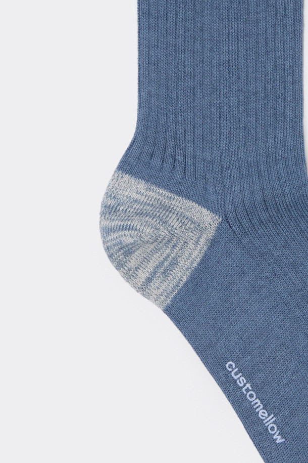 그레이 립 삭스는 면 혼방 소재로 제작되어 부드러운 촉감을 제공하는 데일리 양말입니다. 사계절 내내 착용 가능하며, 골지 패턴과 논슬립 기능으로 편안한 착용감을 선사합니다. 캐주얼, 미니멀, 클래식 스타일의 옷차림에 잘 어울리며, 집콕룩이나 산책룩에 매치하기 좋습니다. 로고 디테일이 은은하게 포인트가 되어 줍니다.
