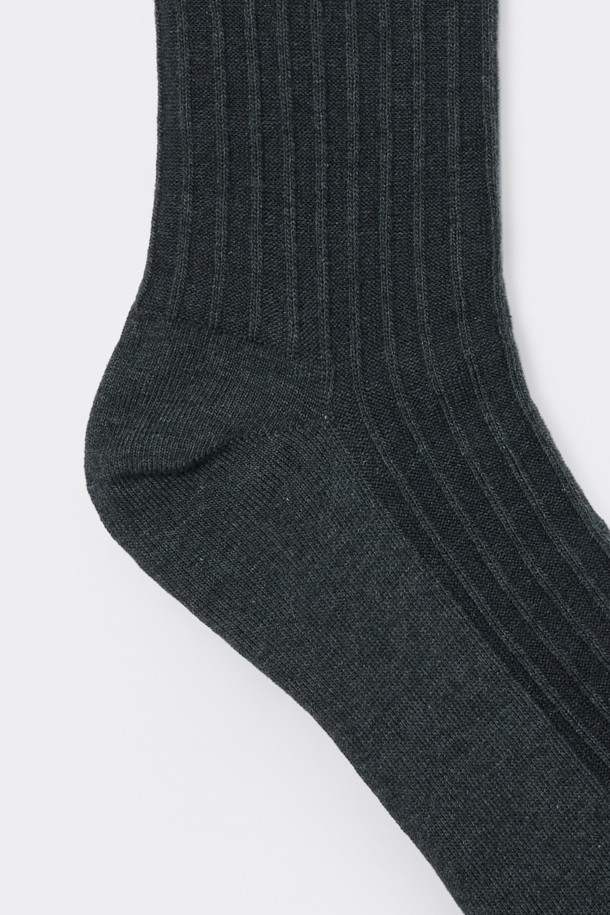 **그레이 자수 양말**은 부드러운 면 혼방 소재로 제작되어 편안한 착용감을 선사합니다. 일상생활은 물론, 산책룩에도 잘 어울리는 캐주얼하고 미니멀한 스타일의 양말입니다. 은은한 그레이 컬러에 로고 자수 디자인으로 포인트를 더했습니다. 립조직 마감으로 늘어짐을 방지하여 오랫동안 튼튼하게 착용할 수 있습니다. 사계절 내내 활용하기 좋은 실용적인 아이템입니다.
