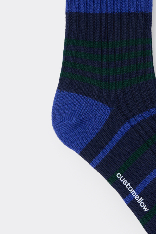 블루 스트라이프 삭스입니다. 면혼방 소재로 제작되어 부드러운 촉감을 선사하며, 사계절 내내 편안하게 착용할 수 있습니다. 블루와 네이비 컬러의 스트라이프 패턴이 캐주얼, 미니멀, 클래식 스타일 모두에 잘 어울립니다. 논슬립 기능으로 활동성을 높였으며, 로고 디테일이 디자인의 완성도를 더합니다. 동네 마실룩, 산책룩에 매치하여 편안하면서도 스타일리시한 룩을 연출해보세요.
