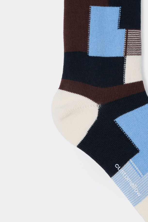 브라운 블록 패턴 양말은 면혼방 소재로 제작되어 부드러운 촉감을 자랑합니다. 남녀 공용으로 편안하게 착용 가능하며, 사계절 내내 활용할 수 있습니다. 체크와 블록 무늬가 돋보이는 캐주얼, 미니멀, 클래식 스타일의 양말로, 동네 마실룩, 산책룩, 집콕룩에 잘 어울립니다. 넌슬립 기능과 로고 디테일로 실용성을 더했습니다. 브라운, 블루, 화이트, 블랙 등 다양한 색상 옵션으로 만나보세요.
